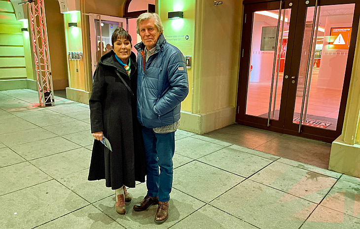 Waren nach der Premiere vom Stück begeistert: Schauspieler Sigmar Solbach und Ehefrau Claudia (©Foto. Martin Schmitz)